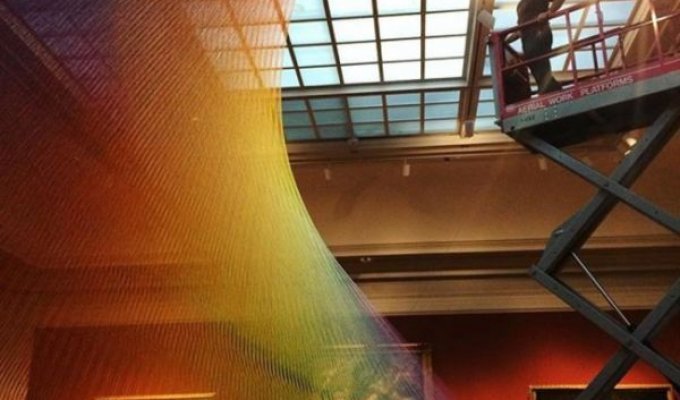 В американском музее появился арт-объект в виде радуги (8 фото)