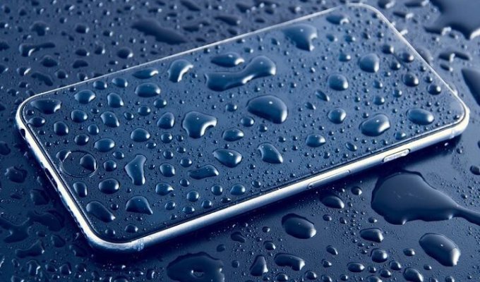 На Apple подали в суд из-за водонепроницаемости iPhone (3 фото)