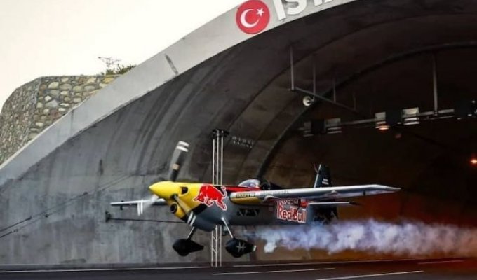 Мировой рекорд: итальянский летчик Дарио Коста пролетел через два тоннеля на легкомоторном самолете в Стамбуле (3 фото + видео)
