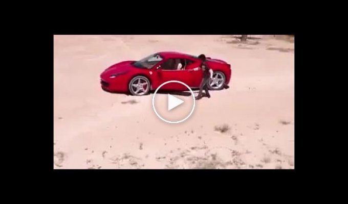 Ребенок катается на Ferrari 458 Italia