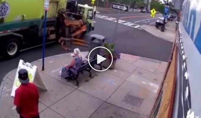 Водитель мусоровоза демонтировал скамейку вместе с отдыхавшей на ней пенсионеркой