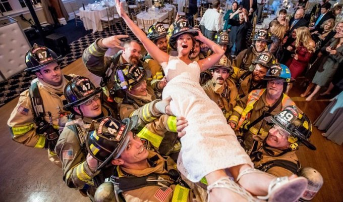 Пожарные эвакуировали гостей со свадьбы, но невеста не растерялась (4 фото)