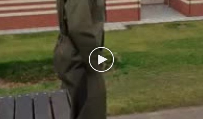 Курсантка военного коледжа исполяет прыжок