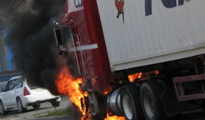 Сгоревший грузовик (4 фото)