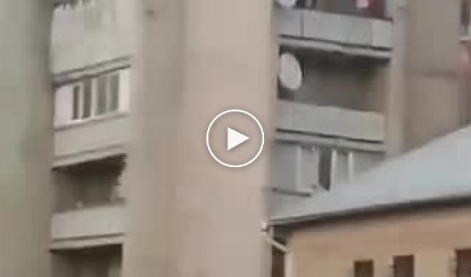 Момент обрушения части девятиэтажного жилого дома в Молдове