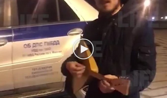 В Москве пьяный водитель с балалайкой пел сотрудникам ДПС частушки, пока те его оформляли