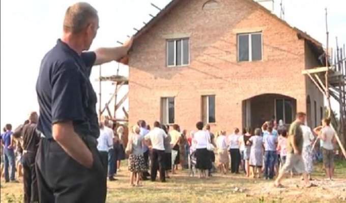 Жители украинского села молятся на окно, на стекле которого они разглядели Божью матерь (3 фото + видео)