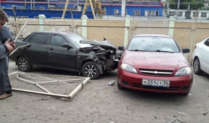 В Воронеже женщина протаранила пять автомобилей (5 фото)