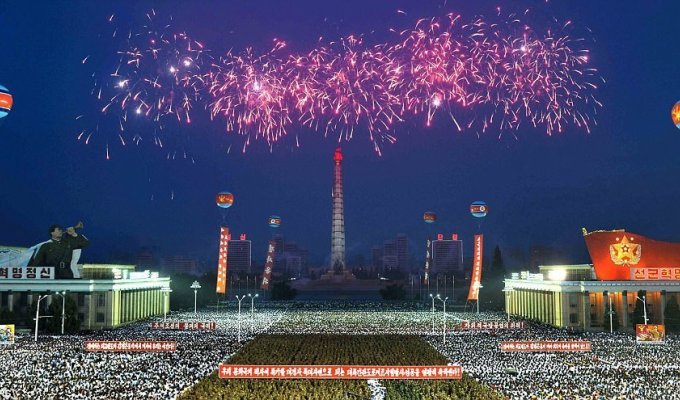 Северная Корея отпраздновала запуск первой межконтинентальной баллистической ракеты (19 фото)