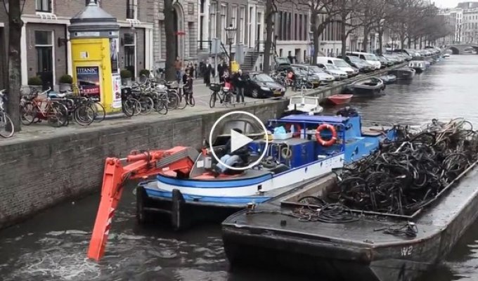 Добыча велосипедов в канале Амстердама  