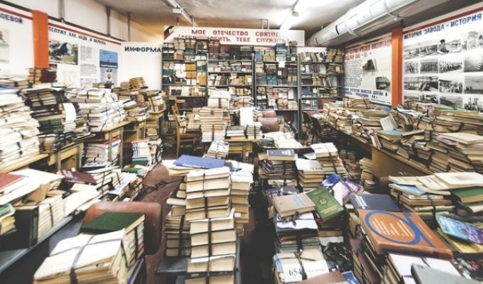 Советское бомбоубежище, полностью заполненное книгами (8 фото)