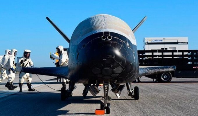 Мини-шаттл США вернулся на Землю после 780 дней пребывания на орбите (2 фото)