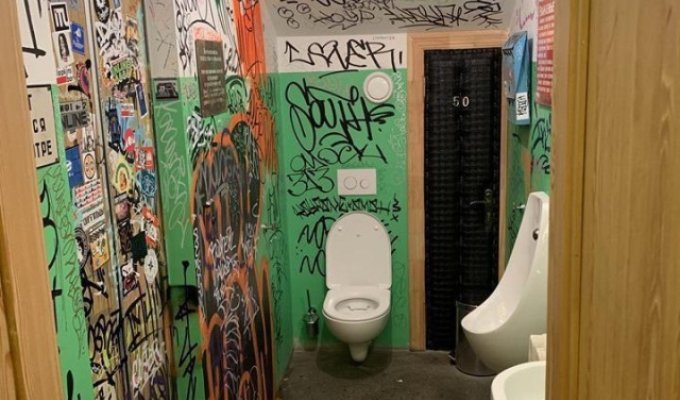Туалет в Новороссийске в стиле подъезда спустя месяц (2 фото)