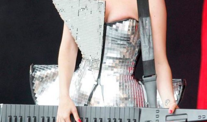 Lady Gaga показывает откровенные части тела (7 Фото)