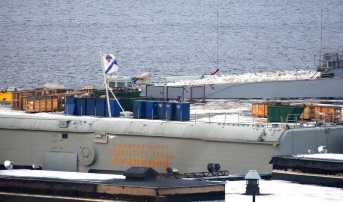 Подъемный кран с плавучего дока ПД-50 на полетной палубе "Адмирала Кузнецова (7 фото)