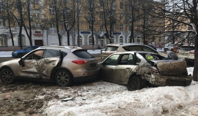 Пьяный водитель "ушёл" со светофора и устроил аварию в Ярославле (2 фото + 1 видео)