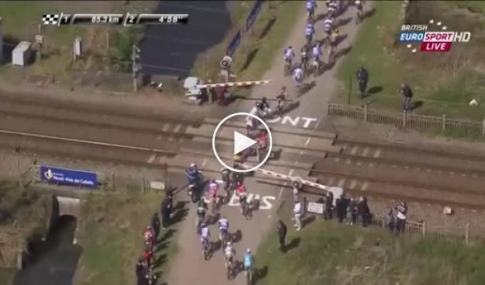 Велосипедисты застряли на железнодорожном переезде