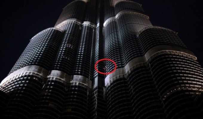 «Человек-паук» взбирается на самое высокое здание Дубай (6 фото)