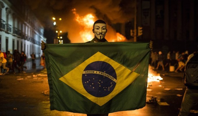 Бразилия массово протестует против бедности и футбола (20 фото)
