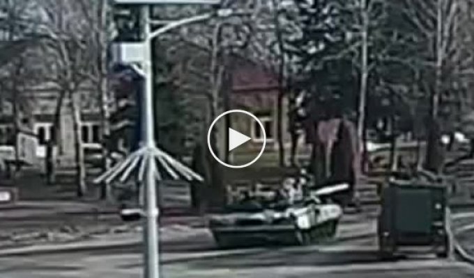 Русский оккупант упал с танка, когда тот разворачивался