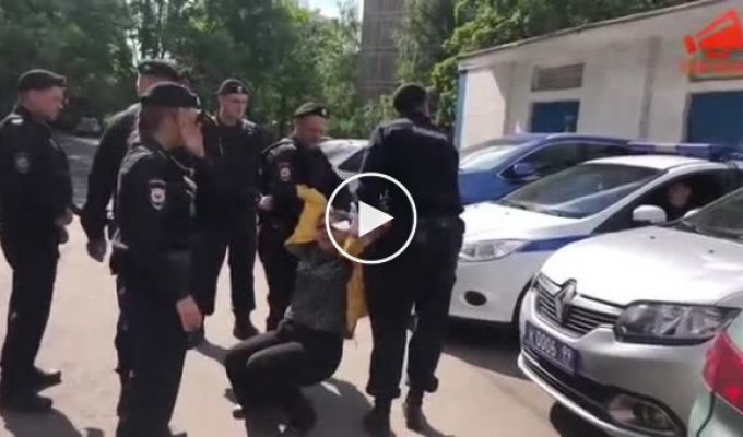 В Москве жестко задерживают местных жителей, которые протестуют против многоэтажки