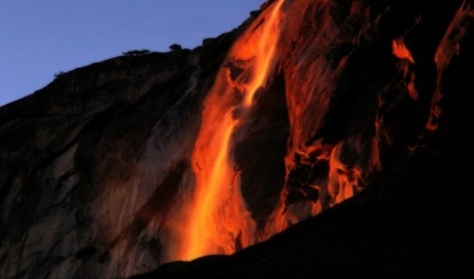 Удивительный водопад огня (9 фото)