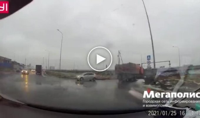 Ограничитель высоты не остановил водителя КАМАЗа от попытки штурмовать «мост глупости»