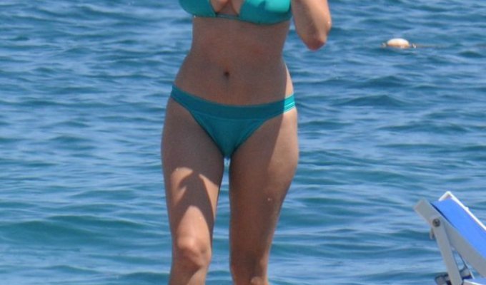 Келли Брук в бикини на пляже (7 Фото)