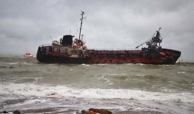 Крушение танкера вблизи Одессы вызвало утечку нефти (1 фото)