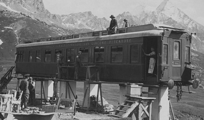 Зачем понадобились железнодорожные вагоны в Альпах, если там нет железной дороги (6 фото)