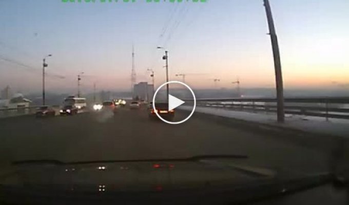 Авария с пятью автомобилями на мосту в Омске