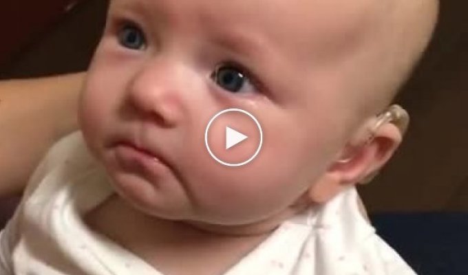 Почти глухая от рождения малышка впервые слышит голос мамы