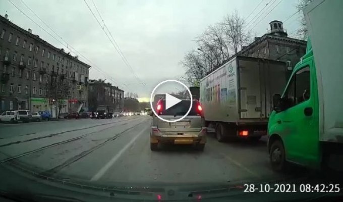 На пешеходном переходе в Новосибирске автомобиль сбил маму с дочкой