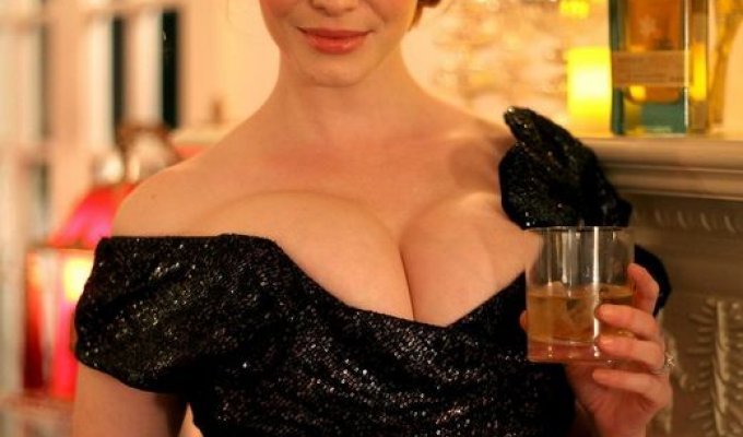 Кристина Хендрикс предлагает выпить виски (5 Фото)
