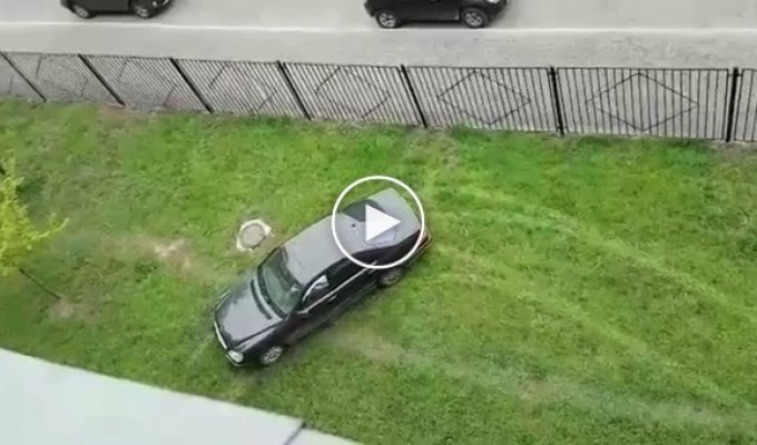 Видео с другого ракурса. В Москве девушка за рулем Mercedes врезалась в забор дома