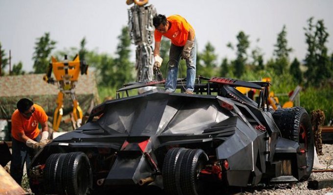 Шанхайские мастера построили из металлолома бэтмобиль (5 фото)