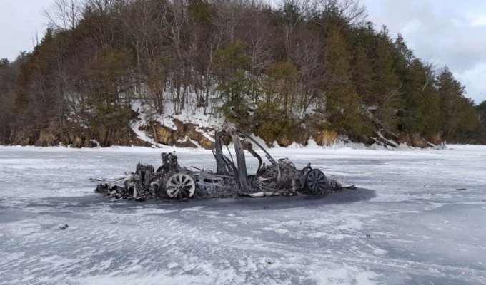 На замерзшем озере в США таинственным образом сгорел электромобиль Tesla (11 фото + 1 видео)
