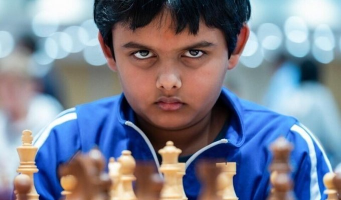 Двенадцатилетний школьник стал самым молодым шахматным гроссмейстером (2 фото)