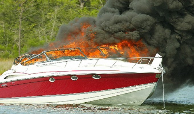 Как горят катера и яхты