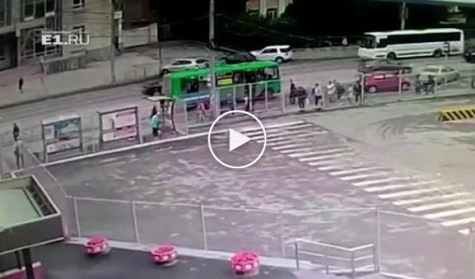 В Екатеринбурге женщина перепутала педали и сбила несколько человек на остановке