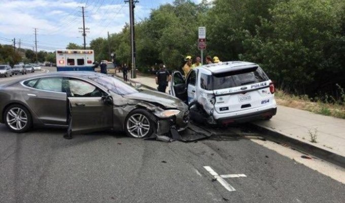 Tesla на автопилоте врезалась в полицейский автомобиль (3 фото)