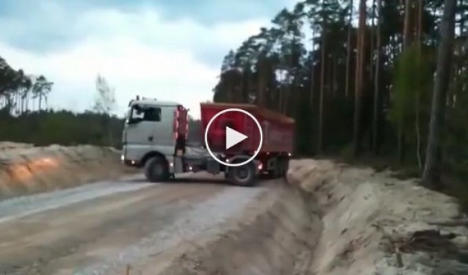 Водитель грузовика мастерски развернулся на узкой дороге