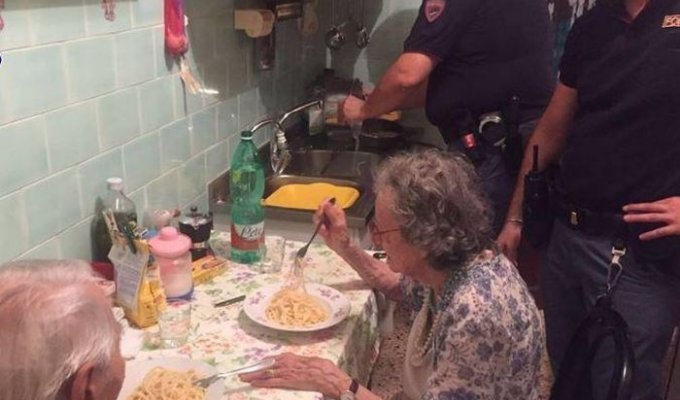 Римские полицейские приготовили ужин для одиноких пенсионеров (2 фото)