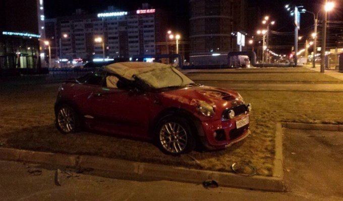 В Санкт-Петербурге сотрудники автомойки разбили клиентский автомобиль (4 фото)