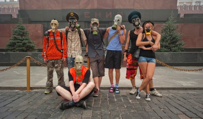Противогазы на Красной площади (10 фото)