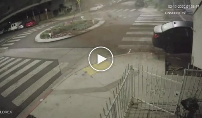 Девушка на BMW врезалась в клумбу и подлетела на четыре метра