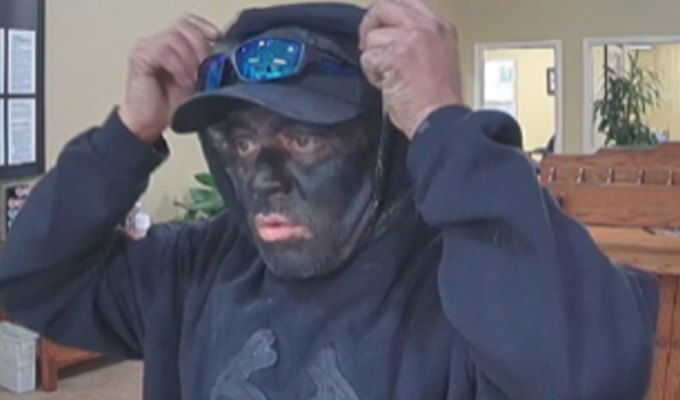 Грабитель банка использовал нестандартную раскраску лица (3 фото + 1 видео)