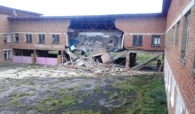 В Иркутске посреди учебного дня обрушилось здание школы (2 фото + 1 видео)