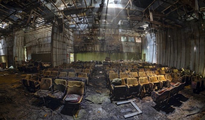 Кина не будет, или заброшенные кинотеатры (44 фото)