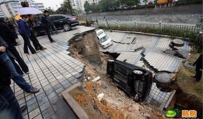 Обвал дороги в Китае (3 фото)